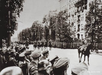 Desfile de las tropas alemanas en la ciudad de Goradnia (Hrodna o Grodno, actual Bielorrusia). La Segunda Guerra Mundial empezó por el ataque de Alemania a Polonia el 1 de septiembre de 1939. El ejército polaco quedó desarticulado en pocos días y, además, los rusos ocuparon sin resistencia la mitad oriental del país.